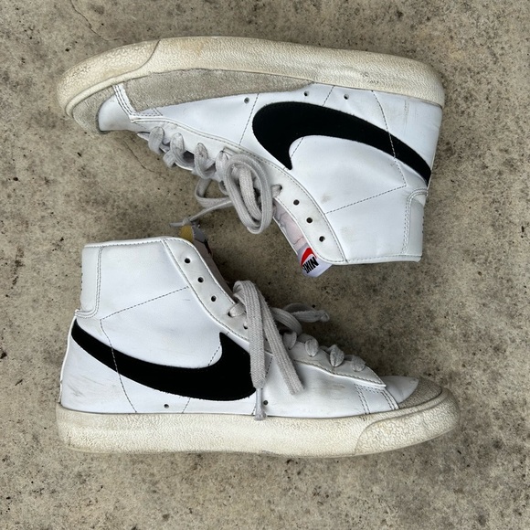 Nike black & white Blazer Mid ‘77, size 9.5 (41) - Picture 3 of 11